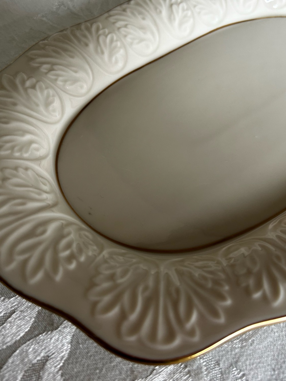 Lenox Cream Ceramic Oval Serving Platter with Embossed Leaf Motif and Gold Trim - Picture 3 of 10
